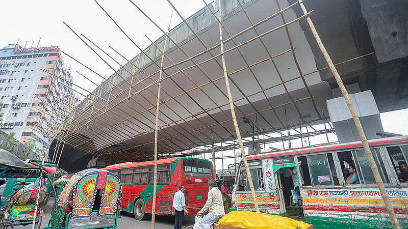 সৌন্দর্য বর্ধনের জন্য যাত্রাবাড়ী-গুলিস্তান ফ্লাইওভারের নিচে করা হচ্ছে রিকশা পেইন্ট। টিকাটুলি এলাকা থেকে তোলা। ছবি: আব্দুল্লাহ আল মমীন