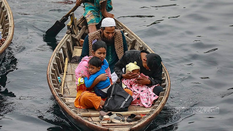 বাবুবাজার সেতুর নিচে নদী পার হতে হবে খেয়া নৌকায়। তাই হিম বাতাস থেকে সন্তানকে রক্ষা করতে শীতের পোশাক জড়িয়ে নিয়েছেন মা-বাবা। ছবি: মাহমুদ জামান অভি
