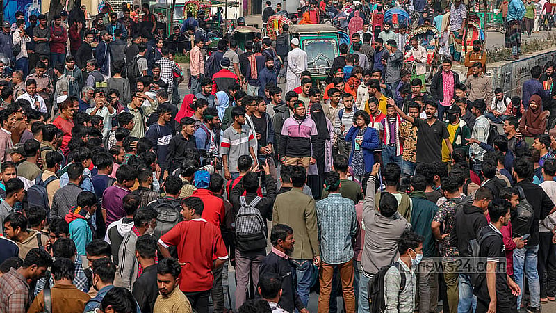 ঢাকা সেন্ট্রাল ইউনিভার্সিটি গঠনের চূড়ান্ত অধ্যাদেশ জারির দাবিতে বুধবার দুপুরে রাজধানীর টেকনিক্যাল মোড় অবরোধ করেন শিক্ষার্থীরা।