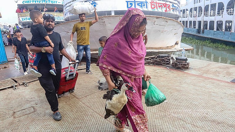 ঈদ শেষে রাজধানীতে ফিরতে শুরু করেছে দক্ষিণাঞ্চলের মানুষ। আসার সময় কেউ কেউ সঙ্গে আনছেন হাস-মুরগি ও ফলমূল। শুক্রবার সদরঘাট লঞ্চ টার্মিনালে।  ছবি: আব্দুল্লাহ আল মমীন