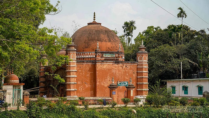 মুঘল আমলের নির্মাণশৈলীর নিদর্শন হয়ে আছে টাঙ্গাইলের আতিয়া মসজিদ