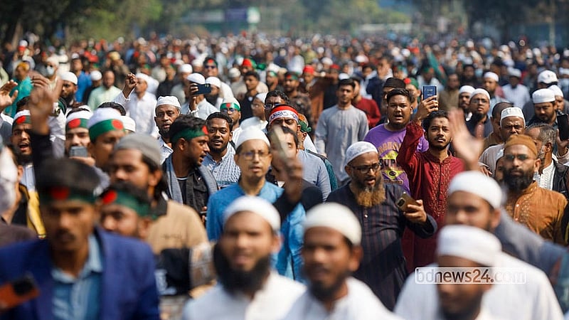 জাতীয় সংসদ ভবন অভিমুখে ইনকিলাব মঞ্চের আহ্বায়ক শরীফ ওসমান বিন হাদির জানাজায় অংশ নিতে আসা মানুষের ঢল