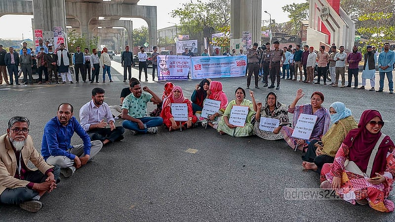 নবম পে-স্কেল বাস্তবায়নের দাবিতে সরকারি কর্মচারীরা বৃহস্পতিবার দুপুরে আগারগাঁও মোড়ে বসে স্লোগান তোলেন কণ্ঠে। ছবি: মাহমুদ জামান অভি