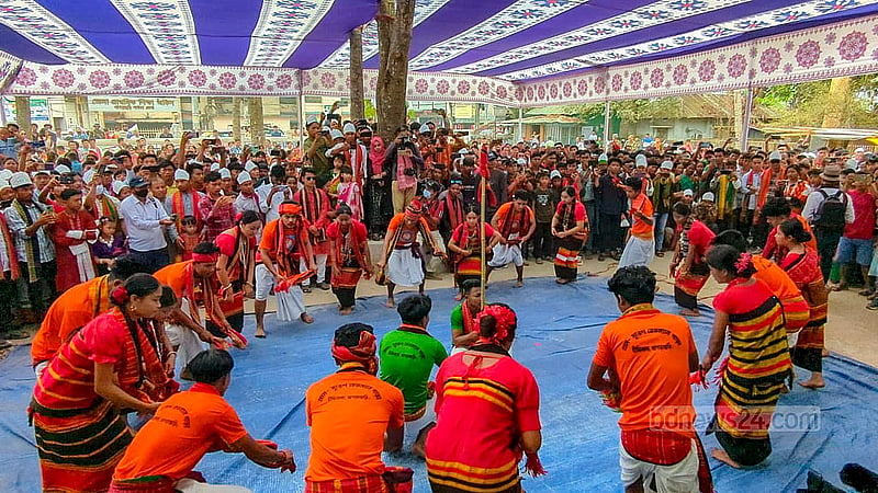 পুরনো বছরকে বিদায় ও নতুন বছরকে বরণ করতে খাগড়াছড়ি জেলা শহরের টাউনহল প্রাঙ্গণে বৈসু উৎসবে ত্রিপুরা সম্প্রদায়ের ঐতিহ্যবাহী গড়িয়া নৃত্য পরিবেশন করেন শিল্পীরা। ছবি: সমির মল্লিক