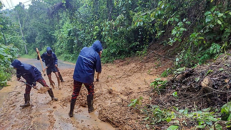টানা ভারি বর্ষণে রোববার রাঙামাটিতে পাহাড় ধসের পর সড়ক থেকে মাটি সরাচ্ছেন ফায়ার সার্ভিস কর্মীরা।