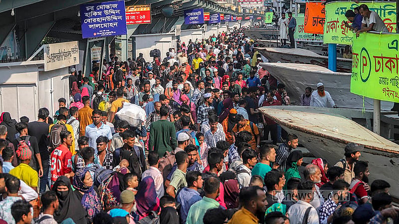 ঢাকার সদরঘাট লঞ্চ টার্মিনালে স্বাভাবিক সময়ে তেমন ভিড় থাকে না। তবে ঈদ উপলক্ষে শুক্রবার সেখানে ভিড় বেশি দেখা যায়। ছবি: আব্দুল্লাহ আল মমীন