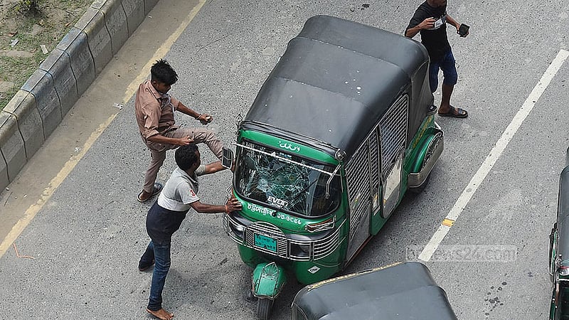 চট্টগ্রামের চান্দগাঁও বাহির সিগন্যাল এলাকায় বুধবার সড়ক অবরোধ করে বিভিন্ন যানবাহন ভাঙচুর করেন ব্যাটারির রিকশাচালকরা। ছবি: সুমন বাবু