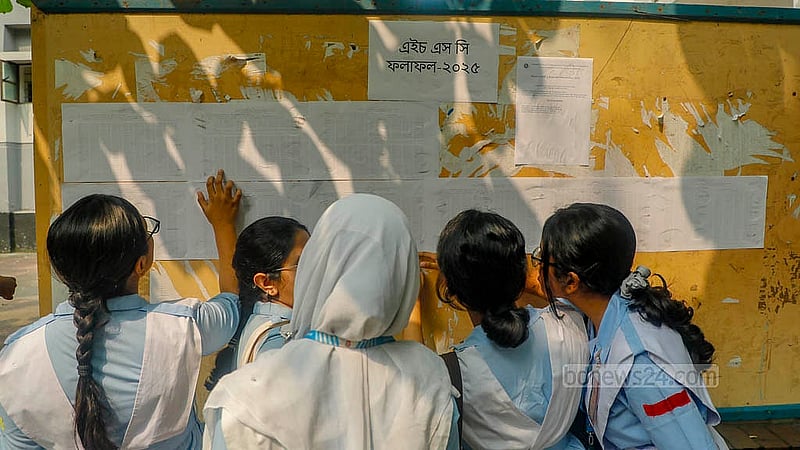ভিকারুননিসা নূন স্কুল অ্যান্ড কলেজের নোটিস বোর্ডে বৃহস্পতিবার এইচএসসি পরীক্ষার ফলাফল দেখছেন শিক্ষার্থীরা।  ছবি: আব্দুল্লাহ আল মমীন