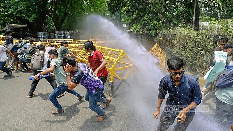 জগন্নাথ বিশ্ববিদ্যালয়ের লংমার্চ কাকরাইল মসজিদের সামনে পৌঁছলে তাদের ছত্রভঙ্গ করতে জলকামান থেকে পানি ছিটিয়ে পুলিশ ছত্রভঙ্গ করে দেয়।  ছবি: আব্দুল্লাহ আল মমীন