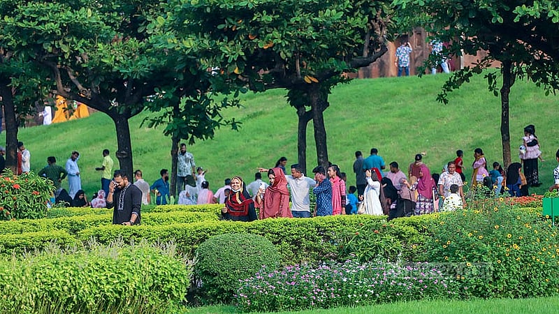ঈদের দ্বিতীয় দিন রোববার পুরান ঢাকার লালবাগের কেল্লায় ঘুরতে আসা দর্শনার্থীদের মধ্যে তরুণ-তরুণীদেরই দেখা গেছে বেশি।  ছবি: আব্দুল্লাহ আল মমীন