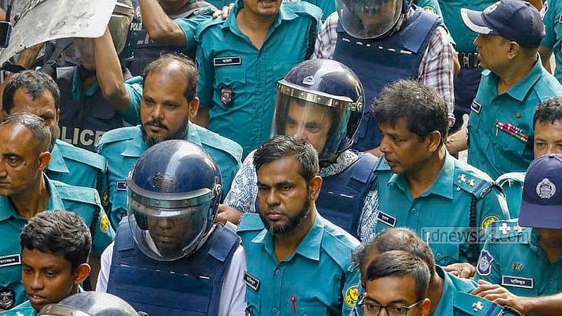 সাবেক বন ও পরিবেশমন্ত্রী সাবের হোসেন চৌধুরীকে সোমবার পুলিশের কড়া নিরাপত্তায় আদালতে তোলা হয়। ছবি: আব্দুল্লাহ আল মমীন
