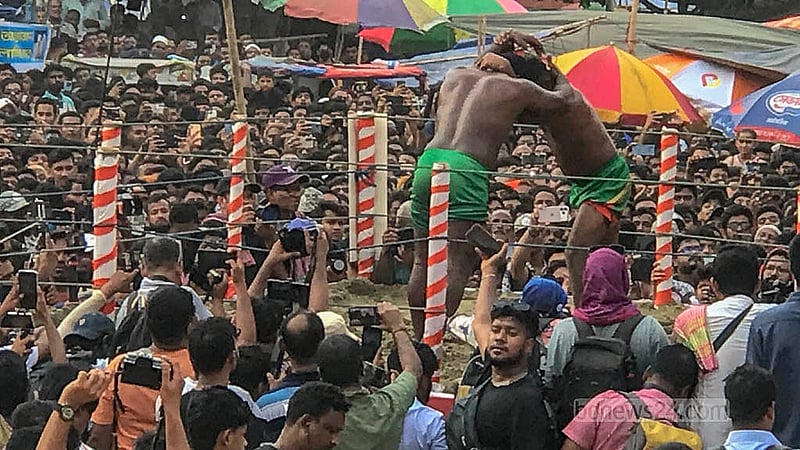 চট্টগ্রামের লালদীঘি ময়দানে শনিবার জব্বারের বলী খেলা দেখতে ভিড় করেন হাজারো মানুষ। ছবি: সুমন বাবু