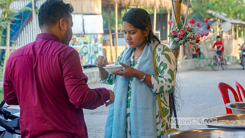 ঢাকার পূর্বাচলে বেড়াতে যাওয়া অনেকে নীলা মার্কেটের নানা পদের মিষ্টি পরখ করে দেখেন