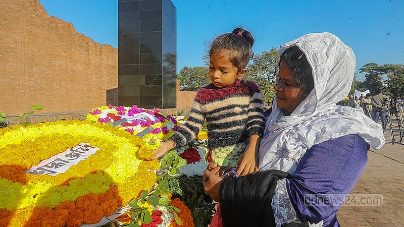 শহীদ বুদ্ধিজীবী দিবসে জাতির সূর্য সন্তানদের শ্রদ্ধা জানাতে রায়েরবাজার বধ্যভূমি স্মৃতিসৌধে আসে শিশুরাও