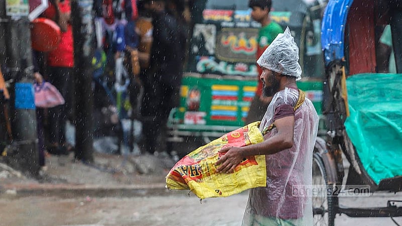 সাগরে গভীর নিম্নচাপের প্রভাবে রাজধানীতে বৃহস্পতিবার একনাগাড়ে বৃষ্টির কারণে ভোগান্তিতে পড়েন স্বল্প আয়ের মানুষ। জুরাইন এলাকা থেকে তোলা। ছবি: আব্দুল্লাহ আল মমীন