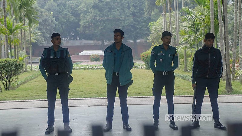 জাতীয় কবি কাজী নজরুল ইসলামের সমাধির পাশে শরীফ ওসমান হাদির কবরের