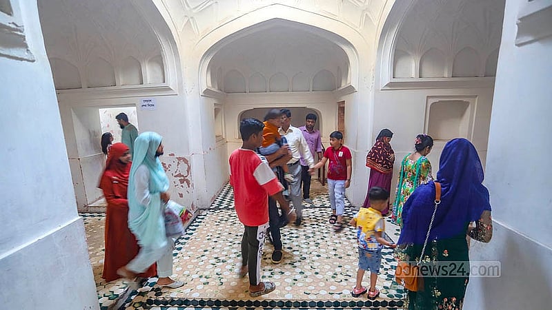 লালবাগ কেল্লার হাম্মানখানা ঘুরে দেখছেন দর্শনার্থীরা। ঈদের ছুটিতে লালবাগ কেল্লায় বেড়েছে মানুষের ভিড়।  ছবি: আব্দুল্লাহ আল মমীন