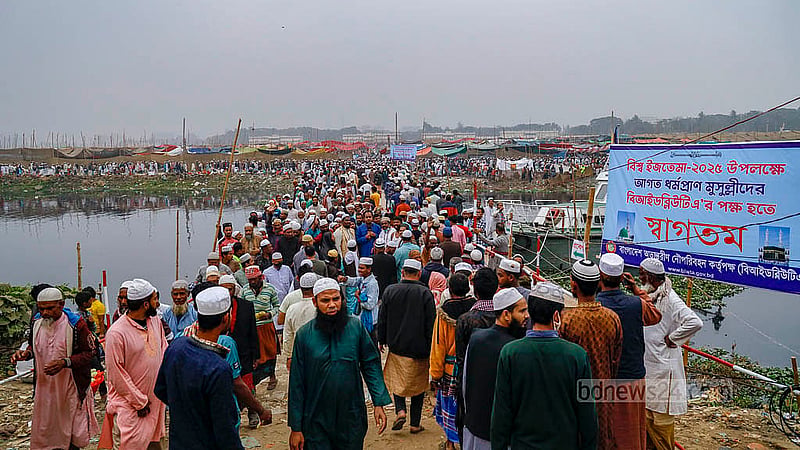 টঙ্গীতে বিশ্ব ইজতেমার প্রথম পর্বের প্রথম ধাপ শুরু হয়েছে শুক্রবার, চলবে রোববার পর্যন্ত। ইজতেমায় অংশ নিতে ঢাকার রাস্তায় নেমেছে মানুষের ঢল। ছবি: মাহমুদ জামান অভি