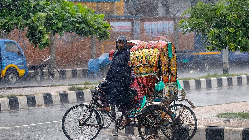 হাতিরঝিল এলাকায় বুধবার সকালের ঝুম বৃষ্টিতে যাত্রীর অপেক্ষায় এক রিকশাচালক। ছবি: মাহমুদ জামান অভি