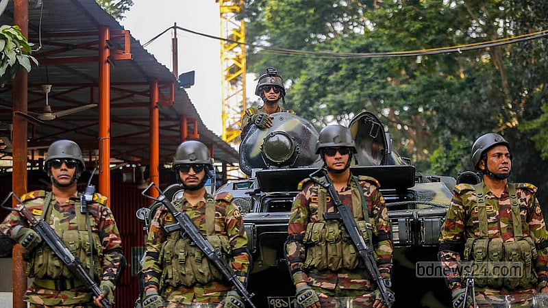 শেখ হাসিনার মানবতাবিরোধী অপরাধের মামলায় রায়ের তারিখ ঘোষণার দিন বৃহস্পতিবার আন্তর্জাতিক অপরাধ ট্রাইব্যুনালের প্রবেশ গেইটে নিরাপত্তায় সেনা সদস্যরা