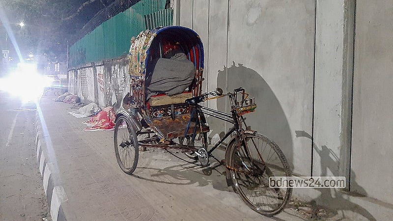 কারও কাছে কম্বল, কারও আছে পলিথিন কিংবা ত্রিপল। হাড় কাঁপানো ঠান্ডার মধ্যে কাকরাইল এলাকার ফুটপাতে এসব জড়িয়েই রাত পার করছেন দিনমজুর, ভবঘুরে ও রিকশাচালকরা। ছবি: আব্দুল্লাহ আল মমীন