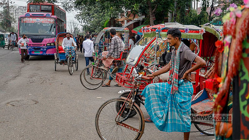 রাজধানীর রামপুরা ব্রিজের পুলিশ বক্সের পাশে এক সারিতে দাঁড়িয়ে আছে ব্যাটারিচালিত রিকশা। ছবি: মাহমুদ জামান অভি