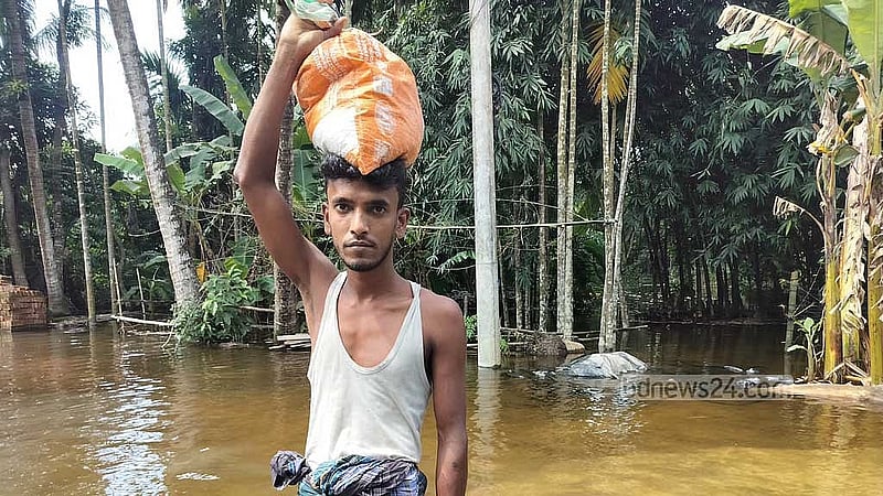 মকরধ্বজপুর গ্রামের রাজমিস্ত্রী বেলাল হোসেনের পরিবার চলছে ত্রাণ ও বিভিন্ন জনের দেওয়া সহায়তায়। শনিবার তোলা।