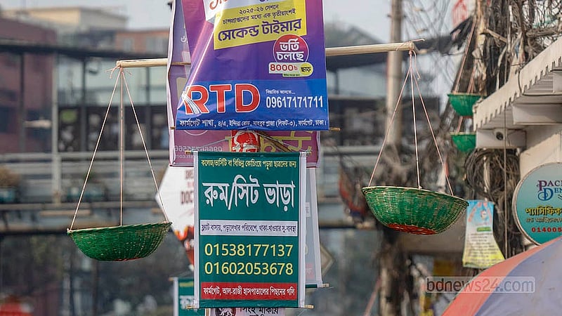 বিদ্যুৎ ও টেলিফোনের খুঁটিতে নির্বাচনি প্রচারসামগ্রী বসানোর নিয়ম না থাকলেও ফার্মগেটে বিদ্যুতের একটি খুঁটিতে ঝুলিয়ে রাখা হয়েছে প্রতীক