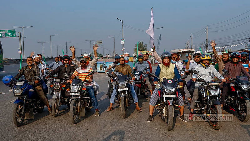 কার্যক্রম নিষিদ্ধ আওয়ামী লীগের ‘ঢাকা লকডাউন’ কর্মসূচির দিন বৃহস্পতিবার সকালে গাবতলী এলাকায় মোটরসাইকেল নিয়ে মহড়া দেন জামায়াতে ইসলামীর নেতাকর্মীরা