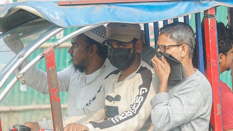 ধুলাবালি থেকে বাঁচতে গাড়ির যাত্রীসহ চালকরাও পরছেন মাস্ক। ধুলা থেকে নানা রোগ ঠেকাতে মাস্ক ব্যবহারের পরামর্শ দিচ্ছেন চিকিৎসকেরা। ছবি: আব্দুল্লাহ আল মমীন