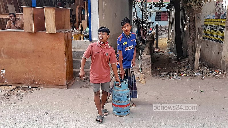 ডেমরার ডগাইর এলাকায় ২ হাজার ৫০ টাকায় বিক্রি হচ্ছে এলপি গ্যাস। বৃহস্পতিবার ব্যবসায়ীরা বিক্রি বন্ধ রাখলেও অতিরিক্তি দামে অনেকে দোকানি সিলিন্ডার বিক্রি করেন