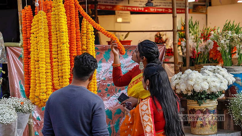 বসন্তবরণে সাজতে রাজধানীর শাহবাগের দোকান ঘুরে ঘুরে বৃহস্পতিবার নারীরা পছন্দের ফুল কেনেন