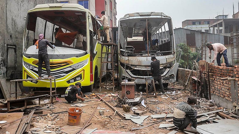 যাত্রাবাড়ীর মাতুয়াইল এলাকায় গাড়ি মেরামত কারখানাগুলোতে কর্মীদের ব্যস্ততা। ছবি: আব্দুল্লাহ আল মমীন