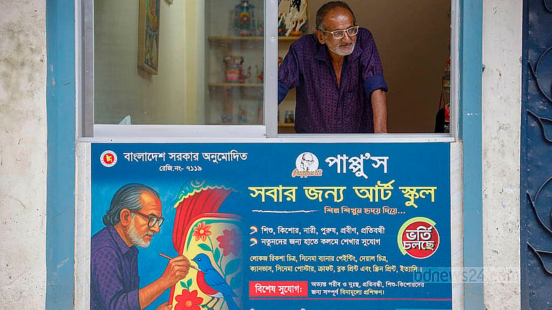 একসময় সিনেমার পোস্টার-ব্যানার আঁকানোর কাজে ব্যস্ত থাকা শিল্পী হানিফ পাপ্পু সময়ের প্রয়োজনে পেশা বদলিয়েছেন। এখন তিনি আাঁকেন ‘রিকশা পেইন্ট’। নতুন প্রজন্মকে এ শিল্প শেখাতে হোসেনী দালান রোডে গড়ে তুলেছেন স্কুল। ছবি: মাহমুদ জামান অভি