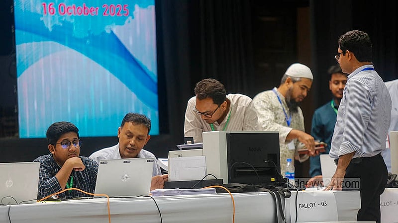 রাজশাহী বিশ্ববিদ্যালয়ের কাজী নজরুল ইসলাম মিলনায়তনে ওএমআর মেশিনে ছাত্র সংসদ নির্বাচনের ভোট গণনার কাজ চলছে। ছবি:মাহমুদ জামান অভি