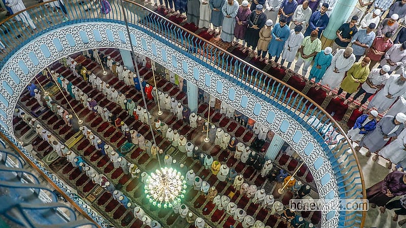 জাতীয় মসজিদ বায়তুল মোকাররমে শুক্রবার জুমাতুল বিদায় ছোট-বড় সবাই এক কাতারে