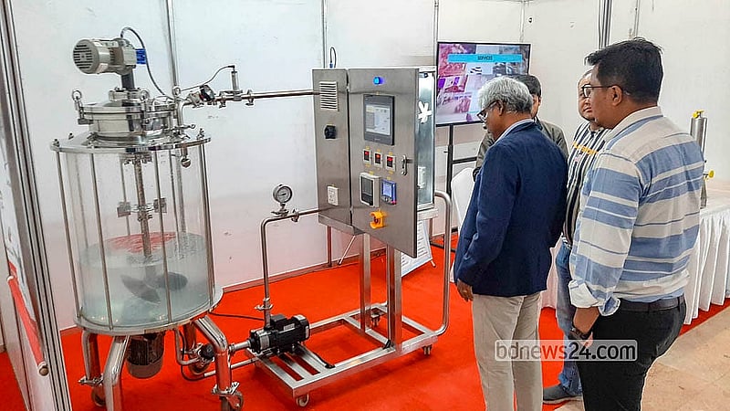 রাজধানীর শাহবাগে শহীদ আবু সাঈদ কনভেনশন সেন্টারে সোমবার থেকে শুরু হওয়া ‘বাংলাদেশ লাইট ইঞ্জিনিয়ারিং এক্সপোতে’ ওষুধ তৈরির সরঞ্জাম প্রদর্শন করা হচ্ছে