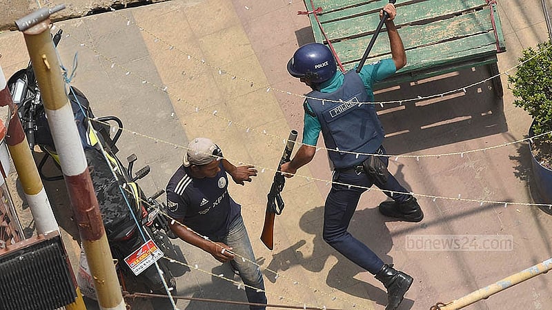 চট্টগ্রামের চান্দগাঁও বাহির সিগন্যাল এলাকায় বুধবার ব্যাটারির রিকশাচালকরা সড়ক অবরোধ করে যানবাহন ভাঙচুর করলে তাদের সরিয়ে দিতে লাঠিপেটা করে পুলিশ। ছবি: সুমন বাবু