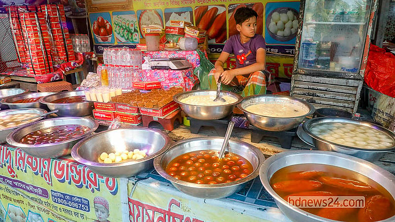 ঢাকার পূর্বাচলে নীলা মার্কেটে ক্রেতাদের জন্য সাজিয়ে রাখা হয়েছে বিভিন্ন রকমের মিষ্টি। উন্মুক্তভাবেই সেগুলো বিক্রি হচ্ছে