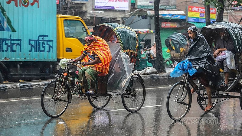 বৃষ্টির মধ্যে শরীরে পলিথিন জড়িয়ে যাত্রী নিয়ে গন্তব্যে ছুটছেন রিকশাচালক। বুধবার পুরান ঢাকার নর্থ সাউথ রোড থেকে তোলা