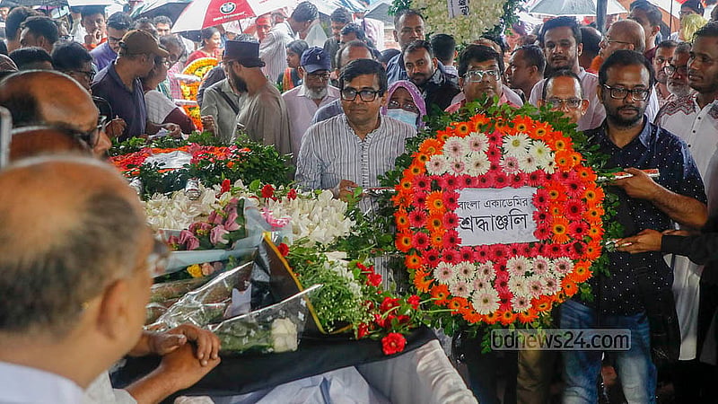 কেন্দ্রীয় শহীদ মিনার প্রাঙ্গণে শনিবার এমিরেটাস অধ্যাপক ও সাহিত্যিক সৈয়দ মনজুরুল ইসলামের প্রতি শ্রদ্ধা জানাতে আসে বিভিন্ন প্রতিষ্ঠান, দল ও সংগঠন।  ছবি: আব্দুল্লাহ আল মমীন
