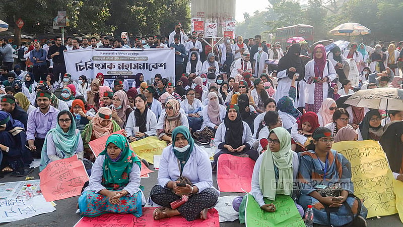 ভাতা বাড়ানোর এক দফা এক দাবিতে রোববার রাজধানীর শাহবাগ মোড় অবরোধ করে বিক্ষোভ করেন পোস্টগ্র্যাজুয়েট প্রাইভেট ট্রেইনি চিকিৎসকরা। ছবি: আব্দুল্লাহ আল মমীন