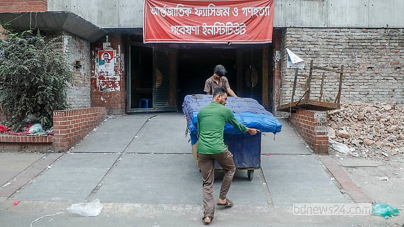 রাজধানীর গুলিস্তানে কার্যক্রম নিষিদ্ধ আওয়ামী লীগের কেন্দ্রীয় কার্যালয়ের ভেতর থেকে ভ্রাম্যমাণ দোকান বের করছেন একজন