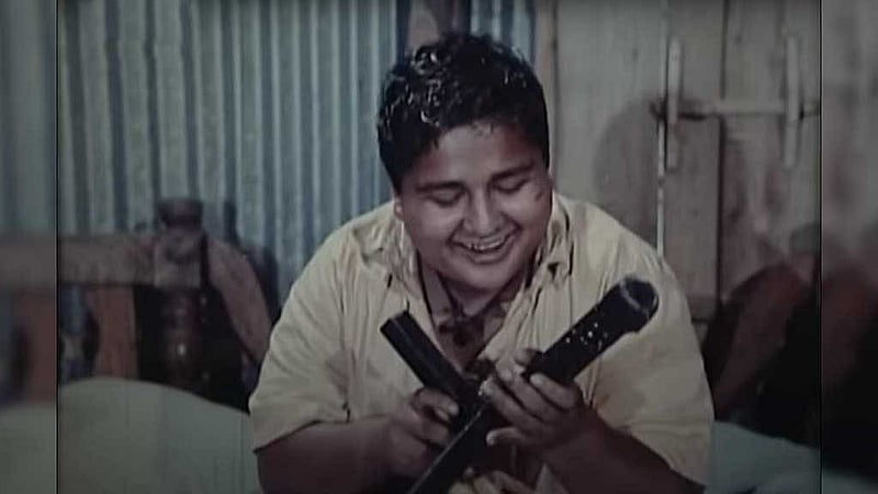 দুজন মুক্তিযোদ্ধাকে রক্ষা করার জন্য বুড়ি অস্ত্র হাতে তুলে দেয় তার প্রতিবন্ধী ছেলে রইছের হাতে। রইছ চরিত্রে অভিনয় করেছেন বিজয় চৌধুরী।