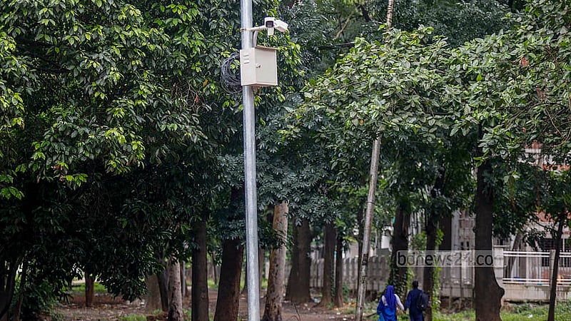 ঢাকা বিশ্ববিদ্যালয়ের ছাত্রদল নেতা শাহরিয়ার আলম সাম্য খুনের পর সোহরাওয়ার্দী উদ্যানে নিরাপত্তা বাড়াতে একটু পর পর লাগানো হয়েছে সিসি ক্যামেরা। ছবি: মাহমুদ জামান অভি