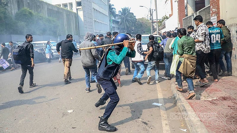 নরসিংদী টেক্সটাইল ইঞ্জিনিয়ারিং কলেজের শিক্ষার্থীরা বৃহস্পতিবার সচিবালয়ের ভেতরে প্রবেশের চেষ্টা করলে জলকামান ও টিয়ারশেল ছাড়াও তাদের লাঠিপেটা করে পুলিশ।