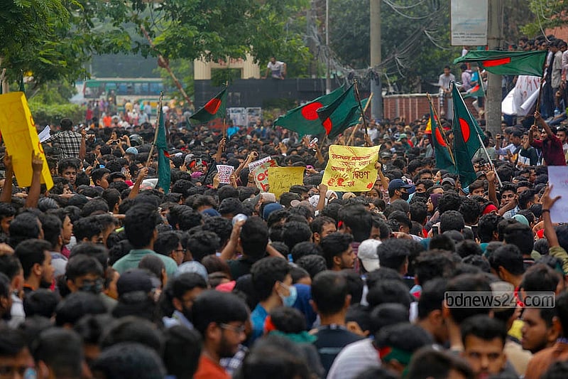 ঢাকার আফতাবনগরের ইস্ট ওয়েস্ট বিশ্ববিদ্যালয়ের সামনে বেলা বাড়ার সঙ্গে শিক্ষার্থীদের ঢল নামতে শুরু করে। ছবি: মাহমুদ জামান অভি