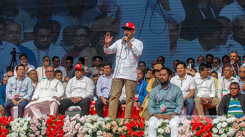 নির্বাচনি প্রচারের শেষ দিন সোমবার ঢাকার মতিঝিল আইডিয়াল স্কুল অ্যান্ড কলেজের সামনে পথসভায় বিএনপি চেয়ারম্যান তারেক রহমান