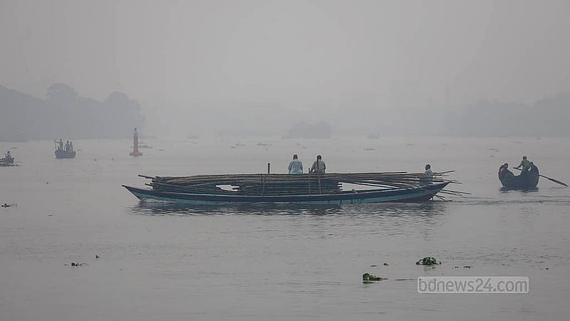 শীতের সকালের মত কুয়াশায় মোড়ানো শীতলক্ষ্যা নদী। কার্তিকেই এতো পরিমাণ কুয়াশার দেখা মিলছে যে দূর থেকে পরিষ্কার কিছু চোখে পড়ে না। ছবি: মাহমুদ জামান অভি