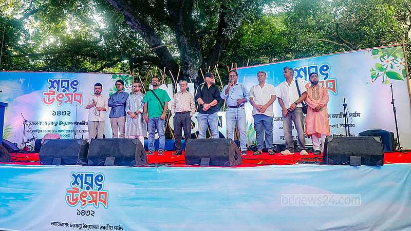 ঢাকা বিশ্ববিদ্যালয় ক্যাম্পাসের বকুলতলায় শুক্রবার ‘শরৎ উৎসব’ করে ষড়ঋতু উদযাপন জাতীয় কমিটি।  ছবি: আব্দুল্লাহ আল মমীন